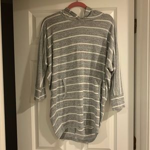 Market & Spruce hooded sweater